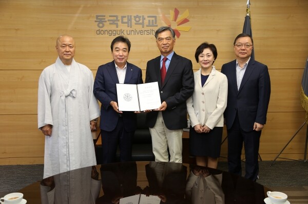 임금동 ㈜한세상사 대표이사가 모교인 동국대학교(총장 윤성이)에 4,000만 원을 쾌척했다. 동국대의 랜드마크가 될 로터스관 건립을 위해 기부한 것으로, 임 대표는 지난 2014년 2,000만 원, 2018년 8,000만 원 등 총 1억 원을 기부한 바 있으며, 이번이 3번째 기부다. (사진: 동국대 제공)