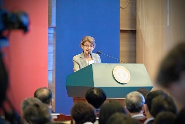 축사 중인 이리나 보코바 경희대 미원석좌교수 (사진: 경희대 제공)
