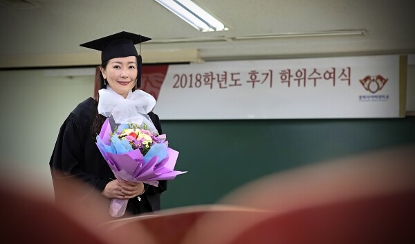 2018학년도 후기 학위수여식에 참여한 경희사이버대 상담심리학과 명승후(14학번) 졸업생 (사진: 경희사이버대 제공)