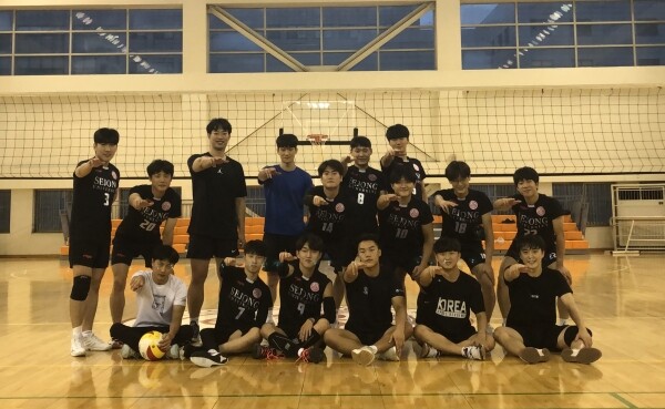 세종대학교(총장 배덕효) 체육학과 배구부는 9월 8일 ‘2019 경기일보 용인 전국남녀 생활체육 배구대회’ 남자 대학부에서 우승을 차지했다. (사진: 세종대 제공)