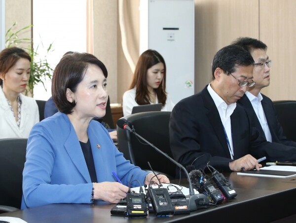26일 서울 여의도 교육시설재난공제회에서 열린 교육신뢰회복추진단 회의에서 인사말을 하고 있는 유은혜 사회부총리 겸 교육부 장관