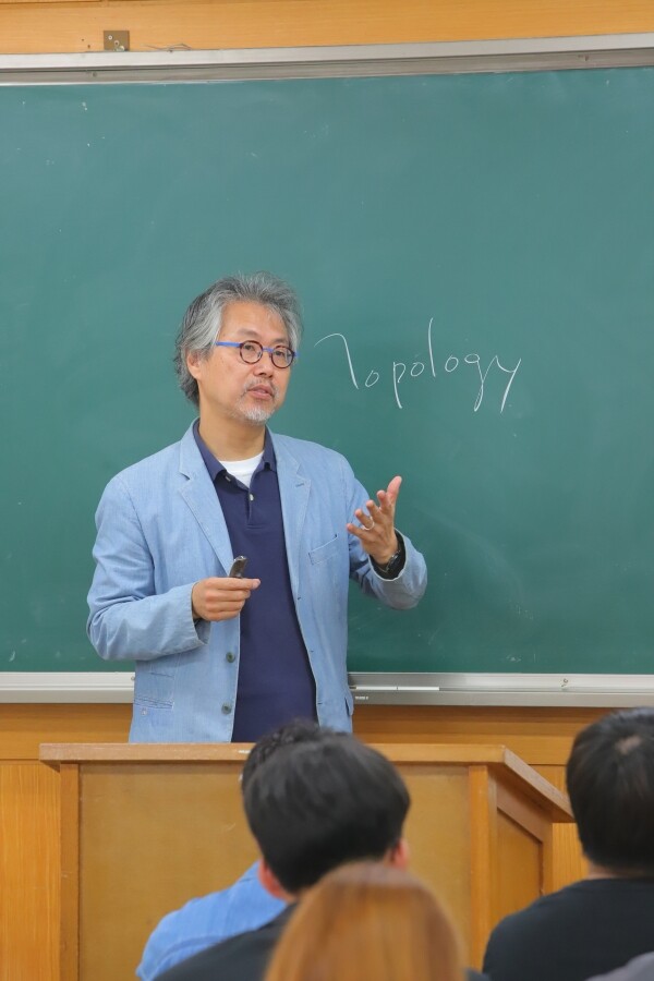 2019 대한민국 건축문화제 조직위원장으로 활동한 공로를 인정받아 문화체육관광부장관 표창장을 받은 임종엽 인하대 건축학과 교수가 강의를 하고 있다. (사진: 인하대 제공)