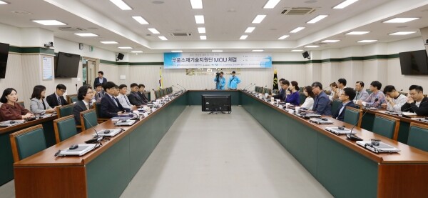 전남대학교(총장 정병석)는 10월 2일 대학본부 1층 대회의실에서 광주·전남 8개 대학, 4개 정부출연 연구기관과 함께 광주전남 기업에 대한 부품소재기술지원에 대한 업무협약식을 갖고, 광주전남지역 중소기업들의 기술자립화와 부품·소재 대체 가능성을 높이기 위한 기술 지도자문, 대학 보유장비 공동 활용, 법률자문 등 원스톱 서비스 제공에 나섰다. (사진: 전남대 제공)