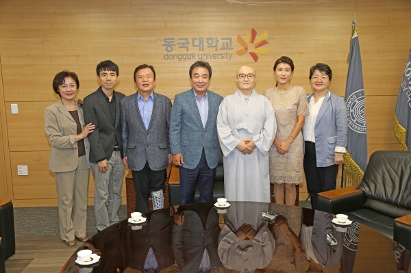 성남 무량사 주지 월주스님이 동국대 로터스관 건립에 사용해달라며 10월 1일 동국대를 찾아 윤성이 총장에게 1억 원을 전달했다. 동국대 불교대학원 55기 총학생회도 이 자리에서 ‘십시일반’ 모금한 600만 원을 전달했다. (사진: 동국대 제공)