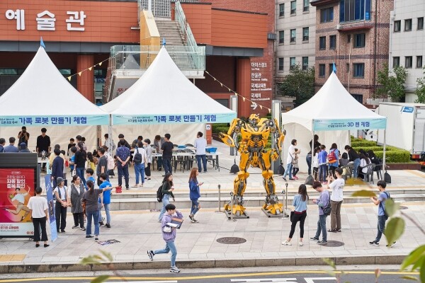 서울시, 노원구, 광운대학교(총장 유지상)가 후원하고 광운대 캠퍼스타운사업단(사업단장 박태원)에서 주관하는 ’2019 광운대 캠퍼스타운 ICT융합 드론·로봇 축제‘가 성황리에 종료됐다. (사진: 광운대 제공)