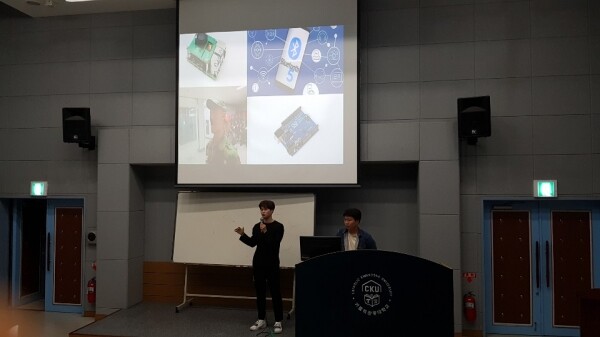 가톨릭관동대학교(총장 황창희) 대학혁신지원사업단(단장 최용훈)은 10월 10일 유니버스텔 8층 세미나실에서 기숙형 대학(RC) 체계 구축을 위한 리빙랩 공모전 시상식을 개최했다. 제안서 발표회 모습 (사진: 가톨릭관동대 제공)