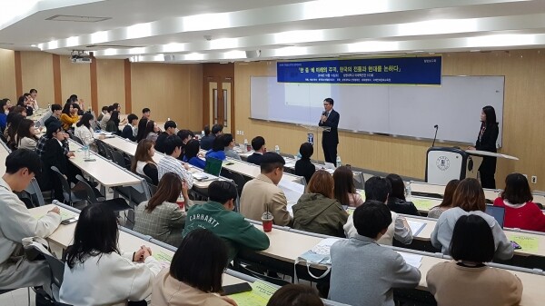 우제완 교학부총장이 학생들을 격려하고 있다. (사진: 상명대 제공)