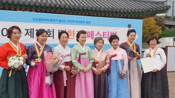 떡·한과 경연대회에서 대상을 수상한 우영선 씨(왼쪽에서 두번째)