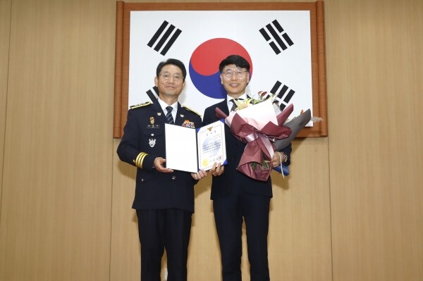 신이철 원광디지털대학교 경찰학과 교수(우)와 배용주 경기남부지방경찰청장(좌) (사진: 원광디지털대 제공)