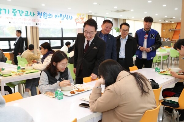 강원대학교(총장 김헌영)는 중간고사 기간을 맞아 10월 23일 오전 8시부터 아침식사를 1천원에 제공하는 「멘토와 함께 하는 천원의 아침식사」 행사를 개최했다. (사진: 강원대 제공)