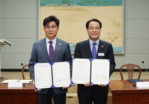 한남대 이덕훈 총장(오른쪽)이 강영기 미주한인상공회의소 총연합회장(왼쪽)과 업무협약을 체결하고 있다.