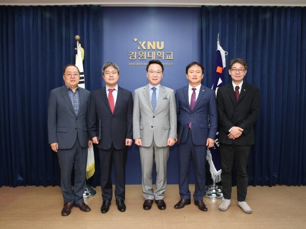 강원대학교(총장 김헌영)는 10월 24일 오전 10시 대학본부 3층 회의실에서 이원복 ㈜무상 MS마트 대표이사와 윤화섭 ㈜강원지오영 대표이사 등 2명을 「대학발전자문위원」으로 위촉했다. (사진: 강원대 제공)