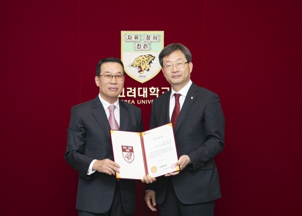 양교석 교우(왼쪽)와 정진택 고려대 총장(오른쪽)이 기부식에서 기념촬영을 하고 있다. (사진: 고려대 제공)