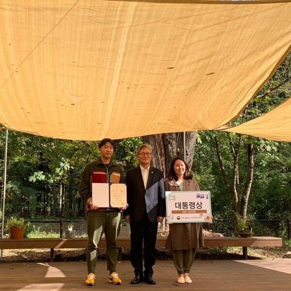 대통령상을 수상한 스마트원예계열 김문기(여학생), 축산계열 정지원 학생(남학생)