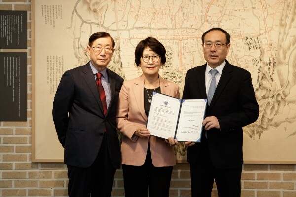 미국 조지아대 약학대학 주중광(약학과 ’60-’64) 명예교수와 허지영(화학과 ’66-’70) 동문 부부가 서울대학교(총장 오세정) 자연과학대학 발전기금 30만 달러(약 3억 원)를 쾌척했다. (사진: 서울대 제공)