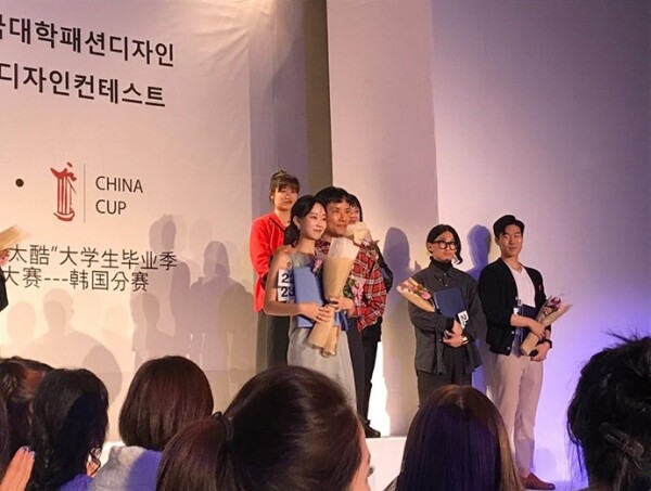 건국대학교(총장 민상기) 예술디자인대학 이예나 씨(의상디자인학과 4)가 10월 19일 DDP(동대문디자인플라자) 패션몰 서울패션아트홀에서 열린 ‘제1회 전국패션대학 졸업작품 디자인컨테스트(GDC/Graduation Design Contest)’에서 ‘장광효 남성복 최우수상’을 수상했다. (사진: 건국대 제공)