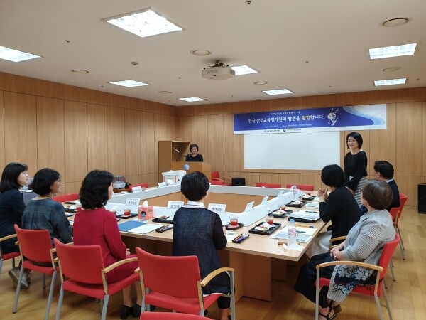 성신여대 식품영양학과가 ‘2019년 영양사교육과정 평가·인증’에서 인증을 획득했다. 사진은 지난 8월 있었던 (재)한국영양교육평가원 방문 평가 모습. (사진: 성신여대 제공)