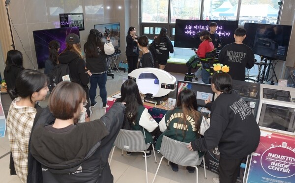 지난 30일 오후, 순천향대 교내 향설생활관 일대에서 열린 ‘2019 순천향 나눔교육 사색 페스티벌’에서 전기공학과의 한 학생이 헤드기어를 착용하고 ‘VR체험’을 하고 있다. 앞쪽에서는 학생들이 페이스 스캐너를 통한 미니 피규어 제작 체험에 참가하고 있다.