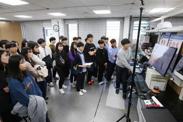 KAIST 대전 본교에서 열린 `OPEN KAIST 2019'에 참여한 학생들이 전기및전자공학부 명현 교수의 연구실에 방문해 해파리 파쇄 로봇 연구에 관한 설명을 듣고 있다.