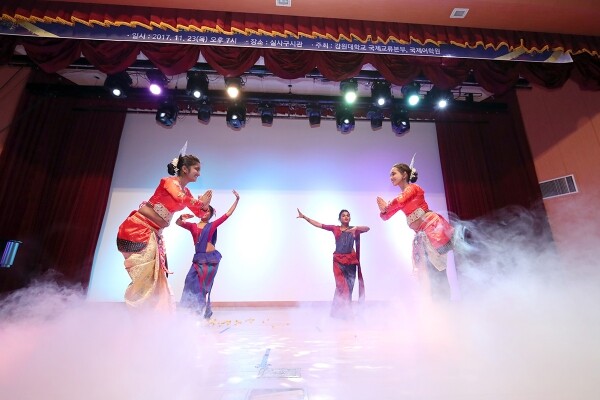 지난해 열린 '외국인 학생의 밤' 행사 (사진: 강원대 제공)