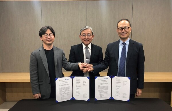 창원대학교 폐자원에너지화 특성화대학원 사업단과 경남녹색환경지원센터, 도쿄대학교 물환경기술연구센터가 MOU를 체결하고 있다. (사진: 창원대 제공)