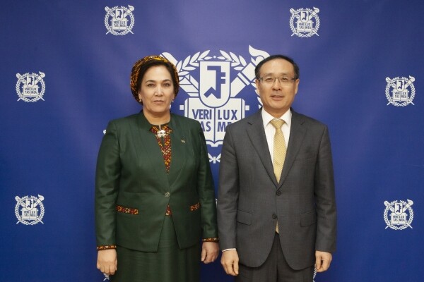 서울대학교 오세정 총장은 10월 28일 굴샷 맘메도바(Gulshat MAMMEDOVA) 투르크메니스탄 국회의장을 접견했다. (사진: 서울대 제공)