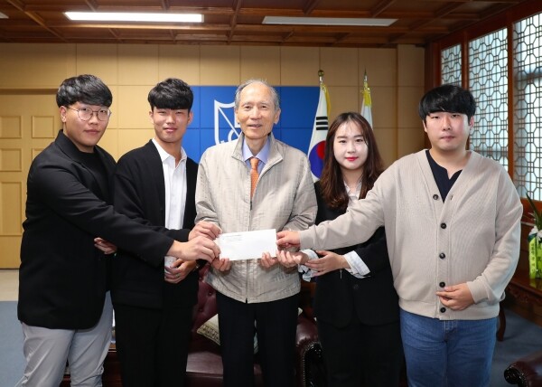 경남대학교(총장 박재규) 해외 비즈니스 체험단은 10월 30일 오후 5시 총장실을 방문해 무역 창업 실습을 통한 수익금 80만 원을 장학금으로 전달했다. (사진: 경남대 제공)