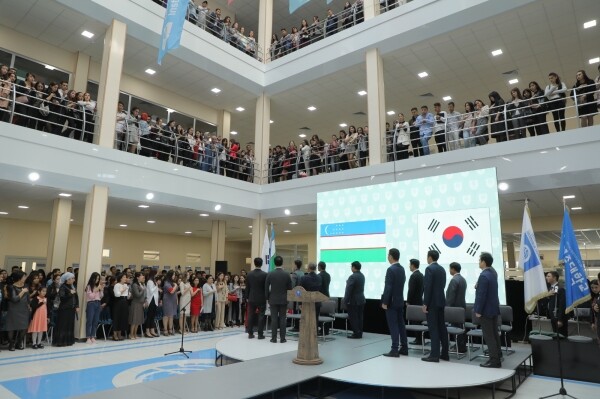 우즈베키스탄 최초의 사립대학교 여주산업기술대학(Yeoju Technical Institute in Tashkent, 이하 YTIT) 개교 1주년 기념행사 모습