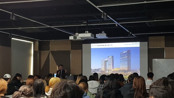 경복대학교 공간디자인학과는 국내 최고 수준의 대형 건축설계회사인 ㈜정림건축 종합건축사사무소 방명세 CM총괄 사장을 초빙해 재학생을 대상으로 취업특강을 실시했다. (사진: 경복대 제공)