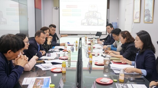 베트남 탕롱대학교는 온라인 교육프로그램 개발 연수를 목적으로 지난 10월 21일 경희사이버대학교(총장 변창구)를 방문했다. 경희사이버대는 탕롱대학교 방문단을 대상으로 콘텐츠 개발 단계, 콘텐츠 유형, 교수학습프로그램, 스튜디오 제작시설, 모바일 서비스 등 체계적으로 운영되고 있는 온라인 교육 프로그램에 대한 소개 및 질의응답 자리를 마련했다. (사진: 경희사이버대 제공)