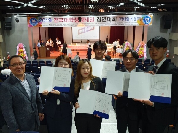 신안산대에서 11월 2일 개최된 ‘2019 전국 대학생 칵테일 경연대회’에서 경복대학교 호텔관광과 참가학생 5명 전원이 금상을 수상했다. (사진: 경복대 제공)