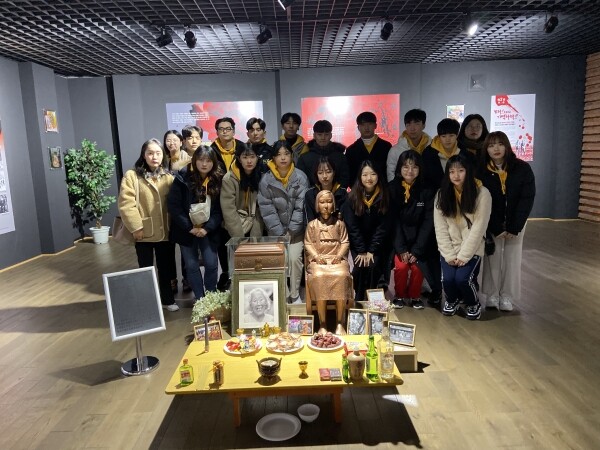 건국대학교 재학생들이 선조들의 독립운동 발자취를 따라가는 역사 탐방 ‘2019년 해외역사 교육 기행’을 진행했다. 건국대 학생들이 해림 한중우의공원 김좌진장군 기념관의 소녀상에서 기념촬영을 하고 있다. (사진: 건국대 제공)