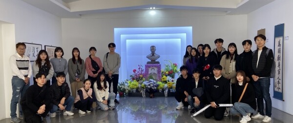 건국대학교 재학생들이 선조들의 독립운동 발자취를 따라가는 역사 탐방 ‘2019년 해외역사 교육 기행’을 진행했다. 건국대 학생들이 여순 감옥 안중근 기념관에서 기념촬영을 하고 있다. (사진: 건국대 제공)