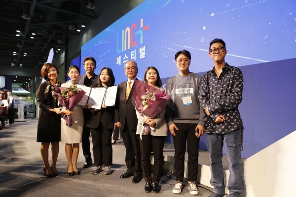 LINC+페스티벌 수상식에서 유재원 총장(가운데), 김차근 산학협력처장(왼쪽 세번째)과 수상자들의 기념사진 촬영 모습
