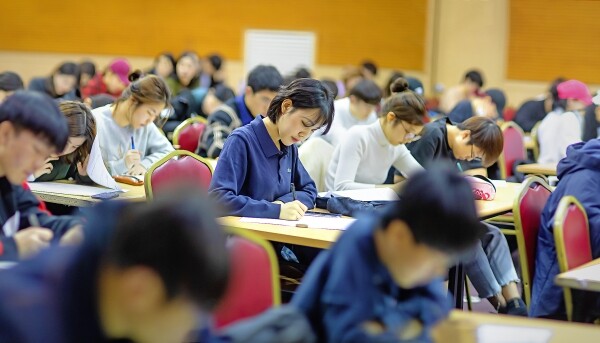 지난 11월 7일, 경희대 서울캠퍼스 오비스홀에서 제7회 후마니타스 글쓰기의 날 백일장이 열렸다. 참가자들은 ‘기후변화와 미래세대’에 대해 함께 고민하는 시간을 가졌다. (사진: 경희대 제공)