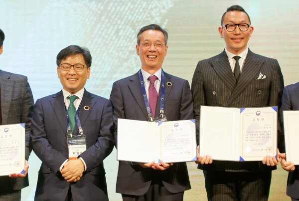 12일 드래곤시티 호텔 3층에서 열린 '2019 세계기업가정신 주간행사'에 연세대 민동준 행정대외부총장이 참석해 중소벤처기업부 장관 표창을 수상했다. (사진: 연세대 제공)