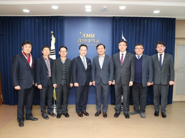 강원대학교(총장 김헌영)는 11월 12일 오후 2시 대학본부 회의실에서 춘천을 지역구로 둔 자유한국당 김진태 국회의원과 「정책 간담회」를 개최했다. (사진: 강원대 제공)