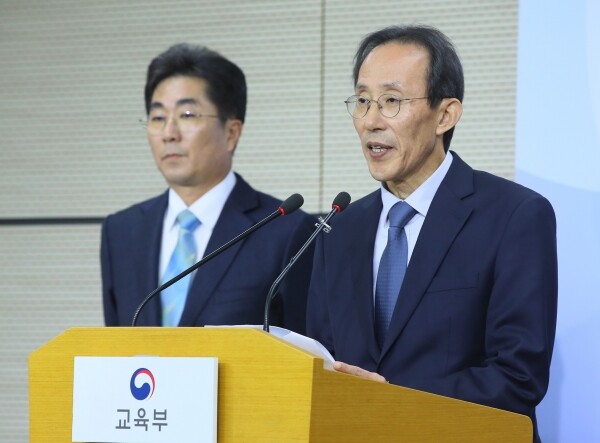2020학년도 대입수학능력시험일인 14일 세종시 정부세종청사 교육부에서 심봉섭 출제위원장이 출제방향에 관해 설명하며 "수능 기본 취지에 맞게 출제했다"고 말하고 있다. 왼쪽은 성기선 한국교육과정평가원장 (사진: 연합뉴스 제공)