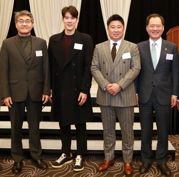 (왼쪽부터)단국대 안순철 대외부총장, 박태환 선수, 김태형 감독, 단국대 김수복 총장 (사진: 단국대 제공)