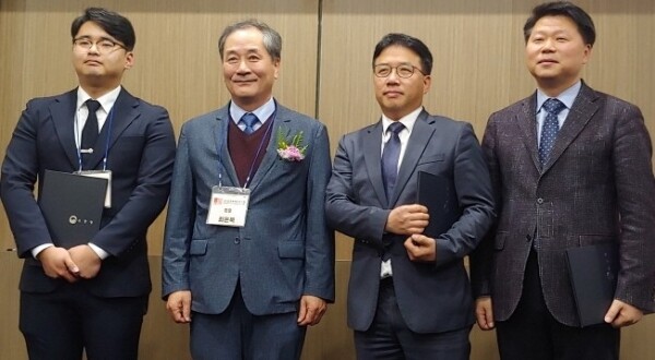 2019년도 한국화재 소방학회 추계학술대회에서 우수포스터 대상을 수상한 대전대 양현혁 씨(왼쪽 첫번째)와 한국화재소방학회 표창을 받은 최호성 씨(오른쪽 첫번째).