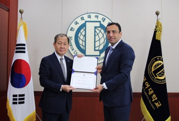 한국외국어대학교(HUFS, 총장 김인철)는 11월 19일 아제르바이잔 정부로부터 공로상을 받았다. (사진: 한국외대 제공)