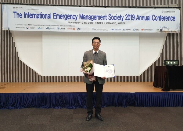 강원대학교(총장 김헌영) 방재전문대학원 도시환경재난관리전공 전계원 교수가 11월 14일 고양시 킨텍스에서 한국방재안전학회 주관으로 열린 「2019 세계재난관리학회 국제학술대회」에서 행정안전부장관 표창을 수상했다. (사진: 강원대 제공)