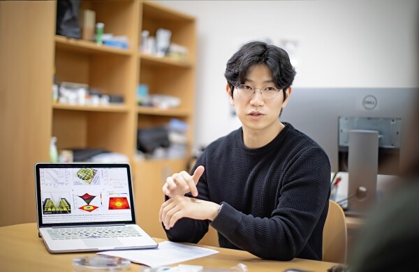 오진영 화학공학과 교수 연구팀이 스스로 상처 치유가 가능하면서 사람 피부처럼 감각을 느낄 수 있는 반도체 센서를 개발했다. 연구 결과는 지난 9일 세계적 학술지 'Science Advances'에 게재됐다. (사진: 경희대 제공)