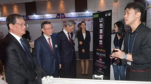 건국대-건국대병원 의료서비스 창업지원 손잡아22일 오후 서울 광진구 능동로 더클래식500 그랜드볼룸에서 건국대학교와 건국대병원이 의료 서비스 분야 비즈니스 모델 발굴과 창창업 지원을 위해 개최한 '2019 KU 메디컬 해커톤(2019 KU Medical Hackathon)대회에서 스타트업 기업 (주)건강한남자들의 학생들이 제품 설명을 하고 있다. (사진: 건국대 제공)