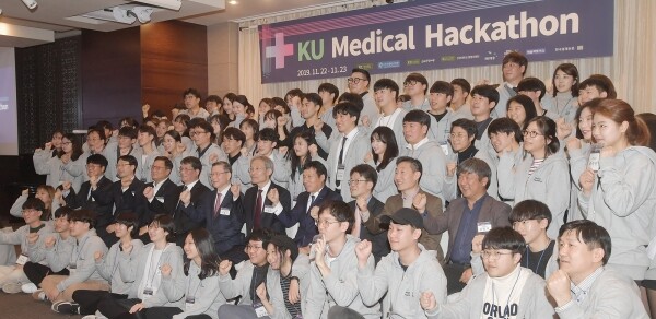 건국대-건국대병원, 'KU메디컬 해커톤' 열어 ﻿22일 오후 서울 광진구 능동로 더클래식500 그랜드볼룸에서 건국대학교와 건국대병원이 의료 서비스 분야 비즈니스 모델 발굴과 창창업 지원을 위해 개최한 '2019 KU 메디컬 해커톤(2019 KU Medical Hackathon)대회에서 참가 학생들과 대회 관계자들이 기념촬영을 하고 있다. (사진: 건국대 제공)