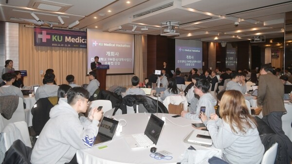 건국대-건국대병원, 'KU메디컬 해커톤' 열어 ﻿22일 오후 서울 광진구 능동로 더클래식500 그랜드볼룸에서 건국대학교와 건국대병원이 의료 서비스 분야 비즈니스 모델 발굴과 창창업 지원을 위해 개최한 '2019 KU 메디컬 해커톤(2019 KU Medical Hackathon)대회에서 조용범 SW(소프트웨어)중심대학 사업단장이 축사를 하고 있다. (사진: 건국대 제공)