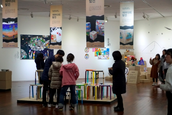 관람객들이 22일 서울시청 시민청 갤러리에 개최된 ‘저마다의 발견’ 전시회에서 한양대-서울시 미술영재교육 지원사업 장학생들의 작품을 감상하고 있다. (사진: 한양대 제공)
