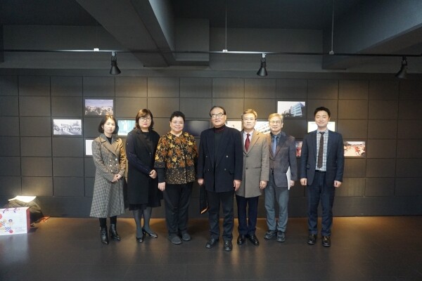 (좌측부터) 정선희 미용예술과 교수, 정지선 미용예술과 교수, 엘리사베스 룩미니 아트마자야 대학교 부총장, 박재흥 수원여자대학교 총장직무대행, 정상훈 학생처장, 박정근 국제교류원장, 유경재 국제교류원 담당