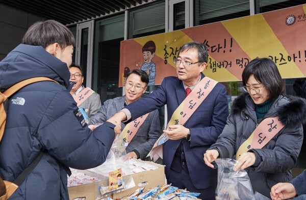 광운대학교 유지상 총장이 11월 25일 오전 11시 30분 학내 광운스퀘어 광장에서 '광운대 학생들을 위한 A+ 간식 응원 이벤트'를 진행했다. (사진: 광운대 제공)