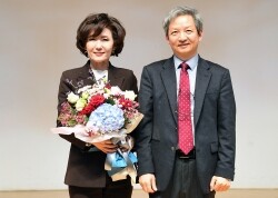 (왼쪽부터) 충남대학교 총장 1순위 임용후보자 이진숙 교수, 총장임용추천위원회 위원장 김정윤 교수